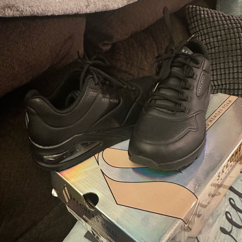 Skechers Black tennis shoes